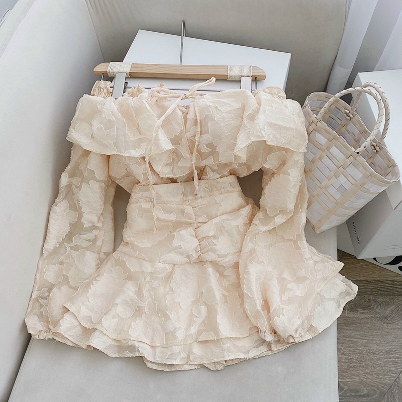 Set áo hoa nổi trễ vai với chân váy nude đuôi cá