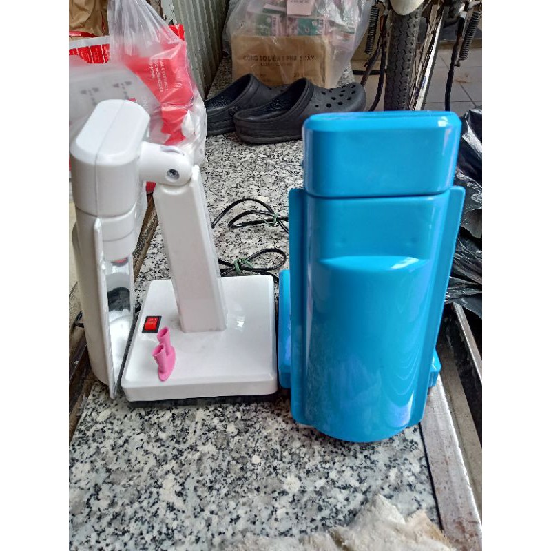 Đèn  bàn  học  sinh .