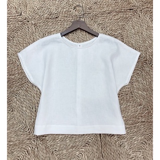 Áo linen khuy gỗ đằng sau