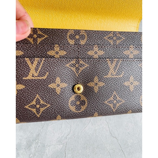 Ví cầm tay da thật, bên trong lót màu vàng, mọi chi tiết như ảnh và video shop chụp