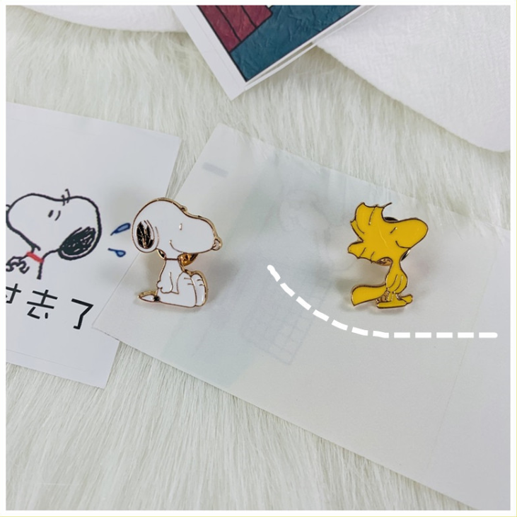 Trâm cài áo hoạt hình Snoopy dễ thương, phong cách Hàn Quốc.