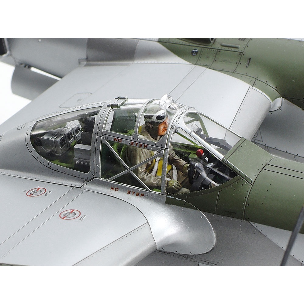 61123 Mô hình máy bay quân sự 1/48 SCALE LOCKHEED P-38J LIGHTNING