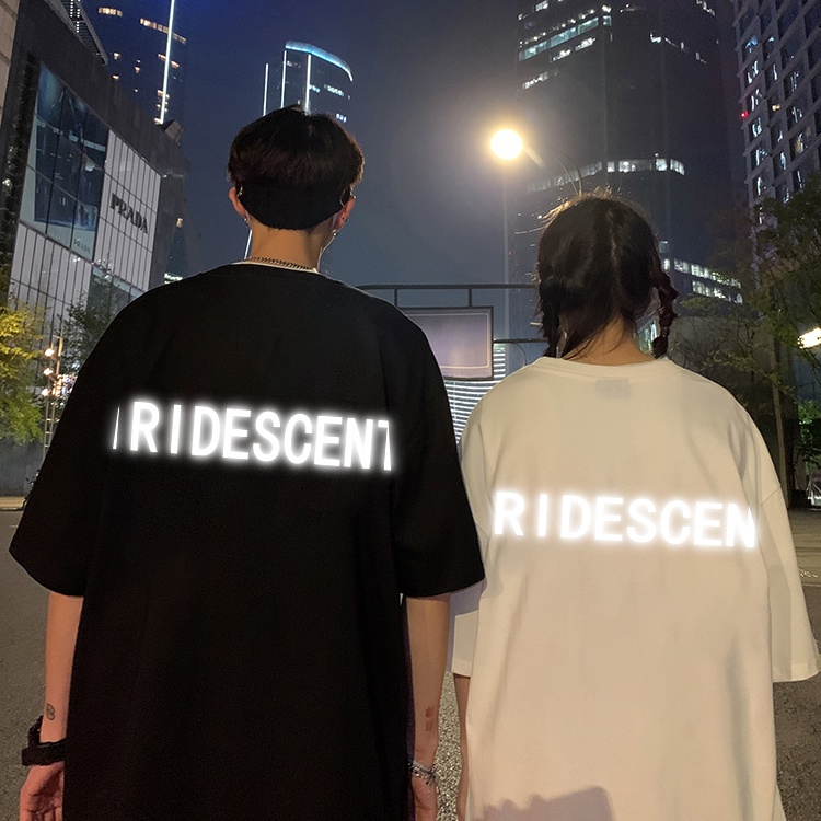 Áo thun tay ngắn cổ tròn dáng rộng in chữ phản quang phong cách Hàn Quốc cho nam và nữ