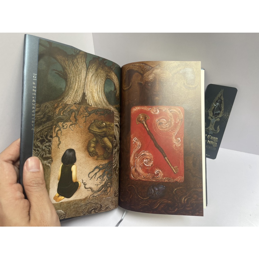 Sách NXB KIM ĐỒNG - Bìa Cứng - MÊ CUNG THẦN NÔNG –Pan’s Labyrinth,Guillermo del Toro &amp; Cornelia Funke – 4 trang màu + bm