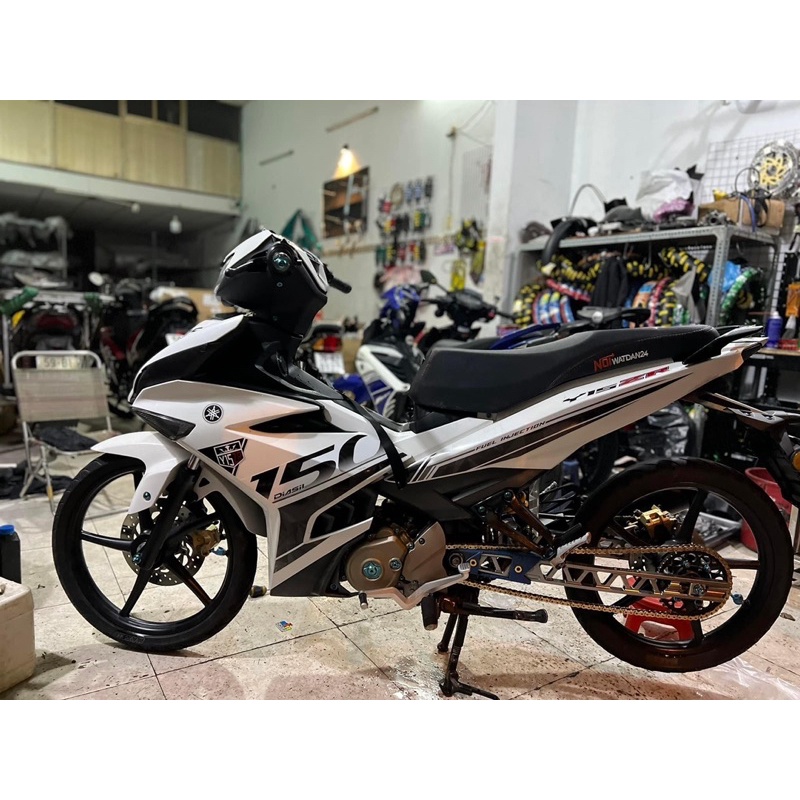 ( Quí khách vui lòng mang ra tiệm cho thợ dán ) exciter 150 trắng đen