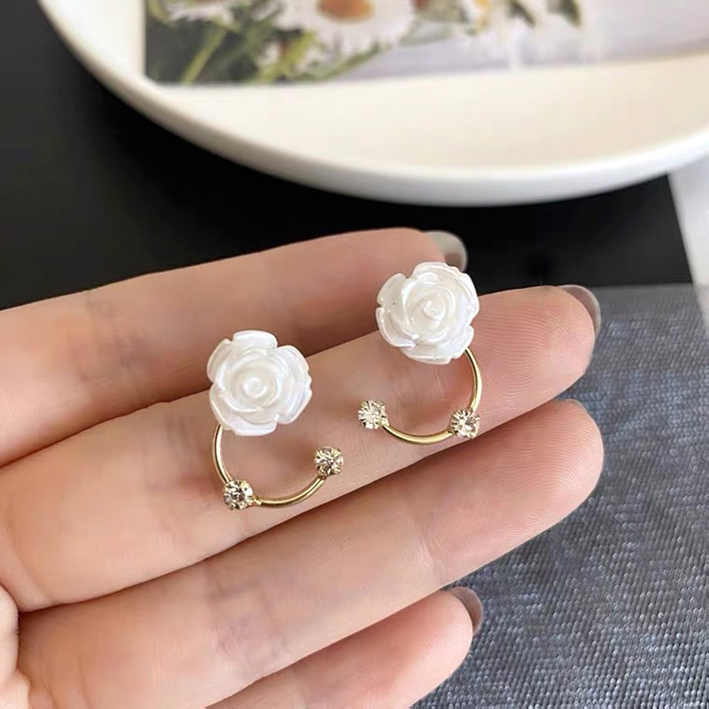 Khuyên Tai Nhiều Kiểu Dáng Phong Cách Hàn Quốc Mới