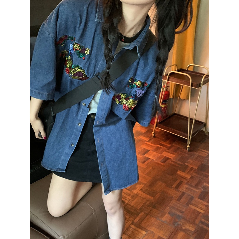 Áo Sơ Mi Denim Tay Ngắn Dáng Rộng Thêu Hình Gấu Phong Cách Hong Kong Cho Nữ