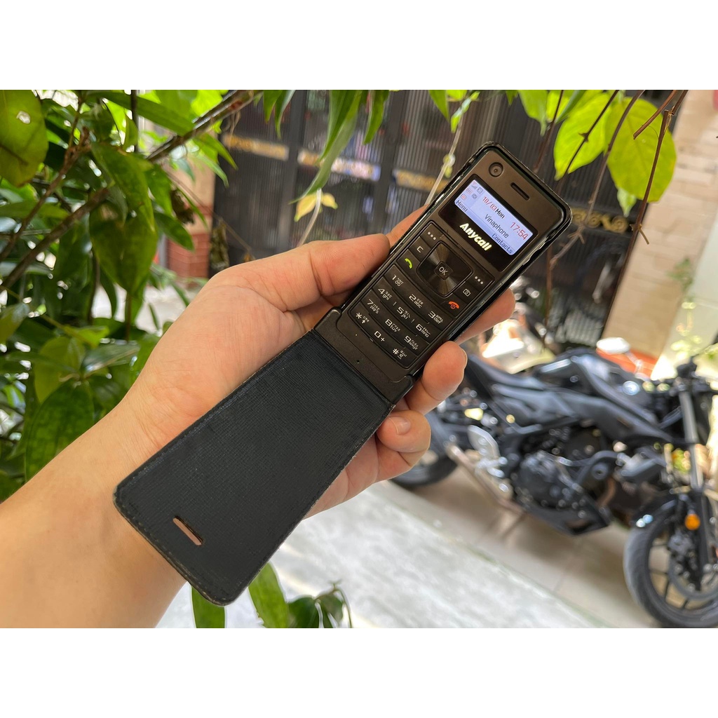 Điện thoại Samsung F300 màu đen có bao da