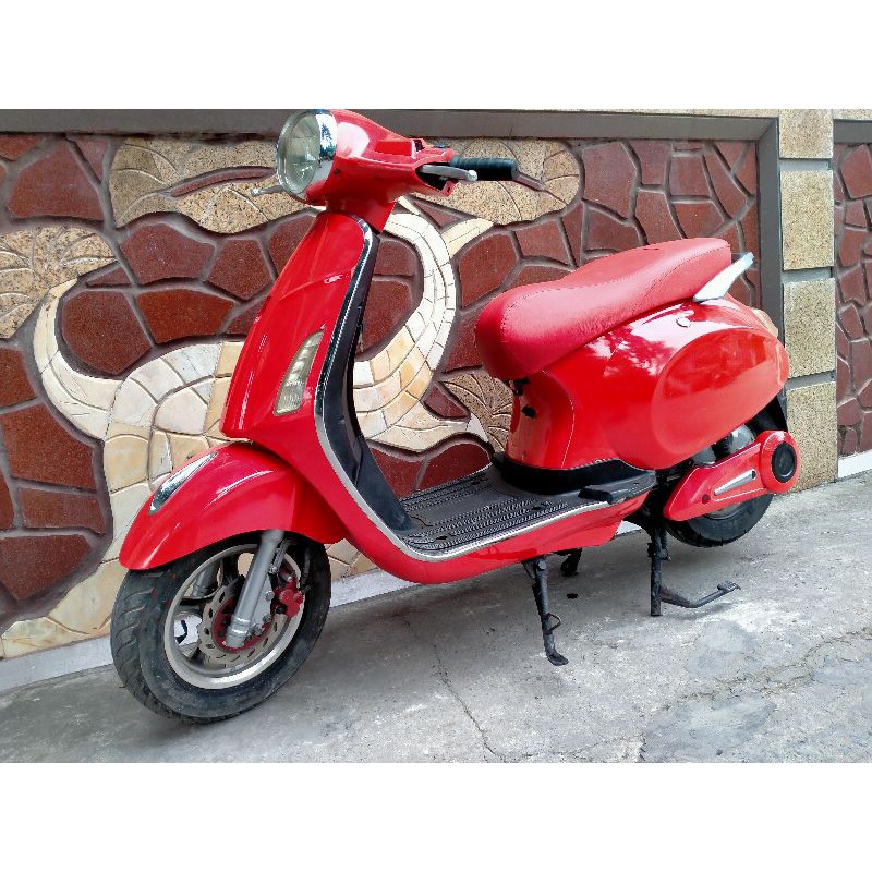 Xe vespa điện màu đỏ đã qua sử dụng