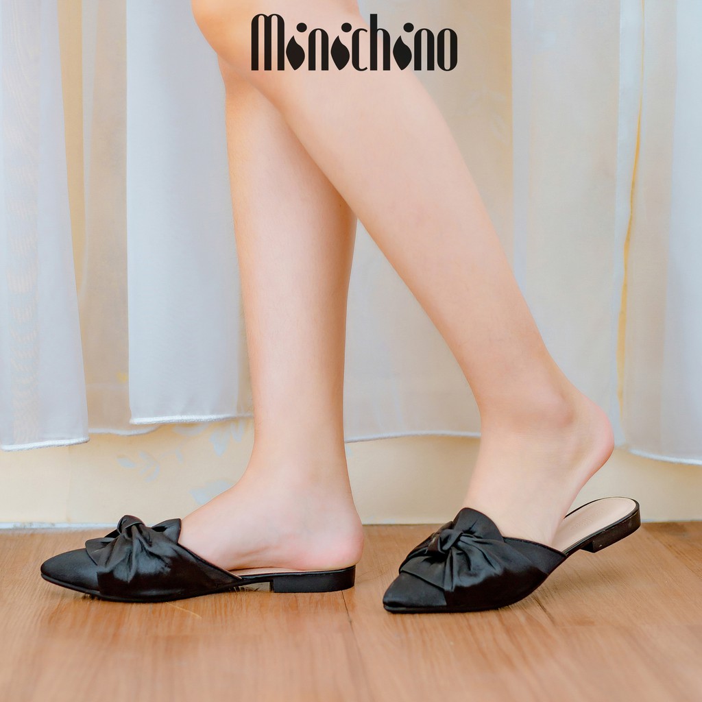 Giày sục nữ đế bằng MINICHINO mũi nhọn, lụa satin gót vuông phối nơ thời trang màu đen TC052