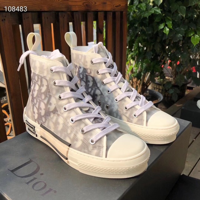 CHUYỂN PHÁT NHANH GIÀY SNEAKER ĐI NHẬT GIÁ RẺ