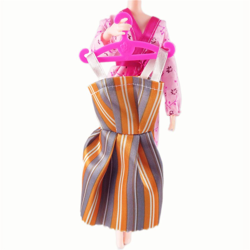 Set 10 móc treo quần áo mini dành cho trang phục búp bê barbie,búp bê xinyi,licca