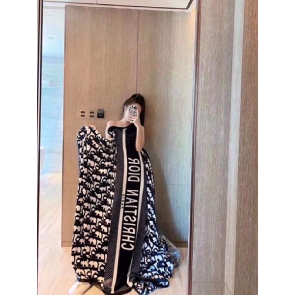 Chăn Tuyết Nhung Siêu Cấp Thương Hiệu Mềm Mịn - Kích Thước : 1,5m x 2m ( CÓ HỘP )