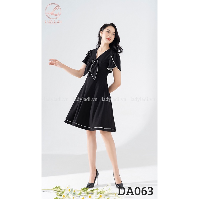 Đâm cổ V phối lá tùng xòe DA063