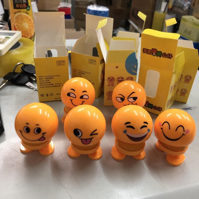 Emoji mặt cười lò xo nhún nhẩy