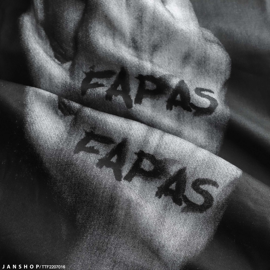 Tanktop hình in khá chơi bời nhấn thêm chi tiết cổ và nách rộng rãi giúp anh em luôn cảm thấy thoải mái