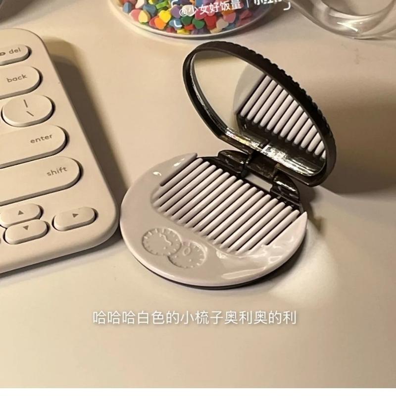 Gương Trang Điểm Mini Bỏ Túi Hình Bánh Quy Có Lược