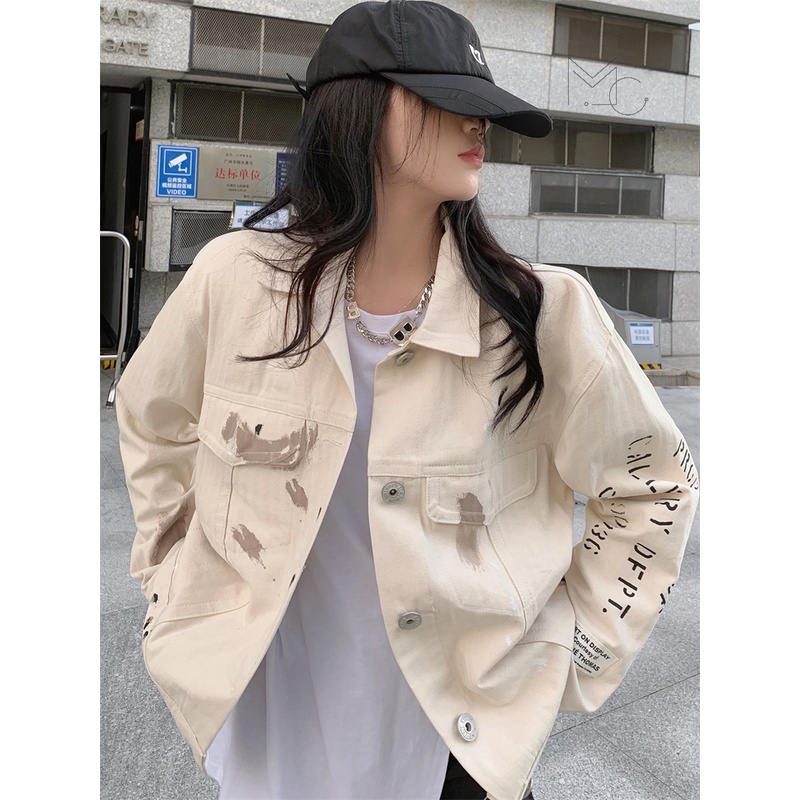 Áo khoác denim màu trắng sữa có vệt màu loang in chữ sau lưng phong cách cá tính