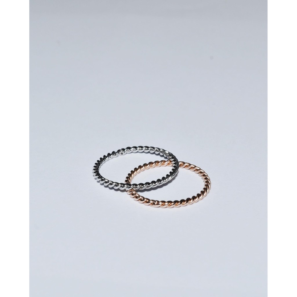 Nhẫn Mảnh Dạng Xoắn Titan Màu Bạc và Hồng Hình Tự Chụp Tại Cửa Hàng