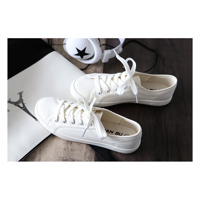 Giày vải trắng phong cách Hàn