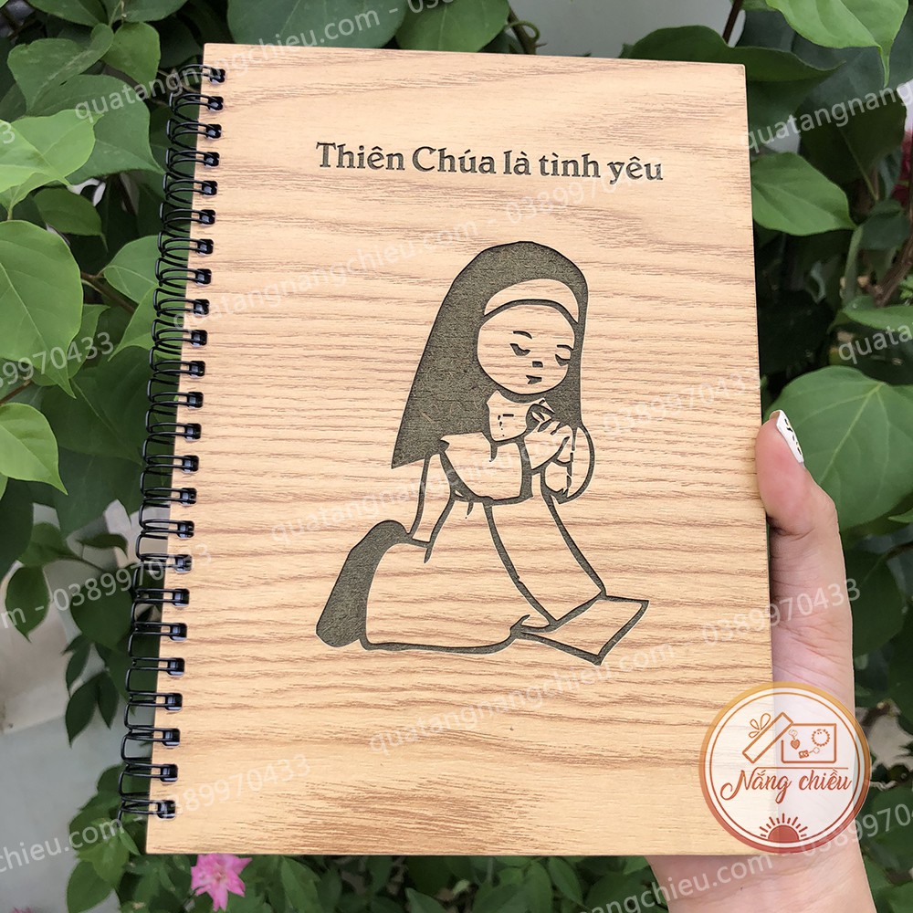 Sổ tay khắc hình nữ tu sĩ, gáy lò xo, bìa gỗ ghi chép , ghi chú ....