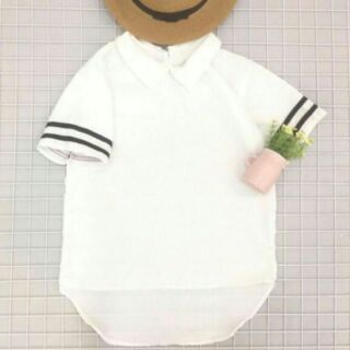 Áo sơ mi tròng đầu. Vạt sau dài hơn vạt trước.