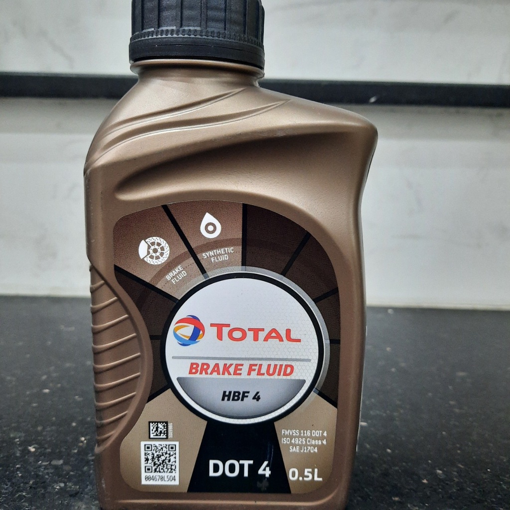 Dầu thắng (dầu phanh) DOT4 Total HBF 4 0.5L lít Singapore (Hàng Trưng bày nên hơi trầy 1 chút)
