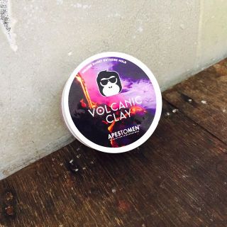 Com sáp volcanic clay và gôm xịt luxurious