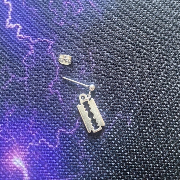 Khuyên tai LƯỠI LAM SIZE 2.5MM(LOẠI NHỎ)