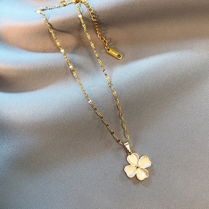 Vòng cổ thép titan mặt cỏ bốn lá đính đá ngọc bích