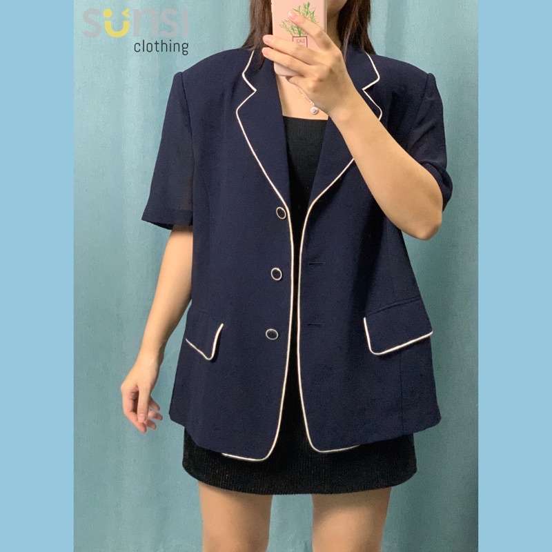 Áo blazer tay ngắn màu xanh đen, phối viền trắng