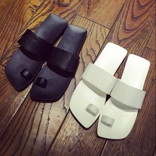 Dép xỏ ngón quai ngang hai màu trắng và đen