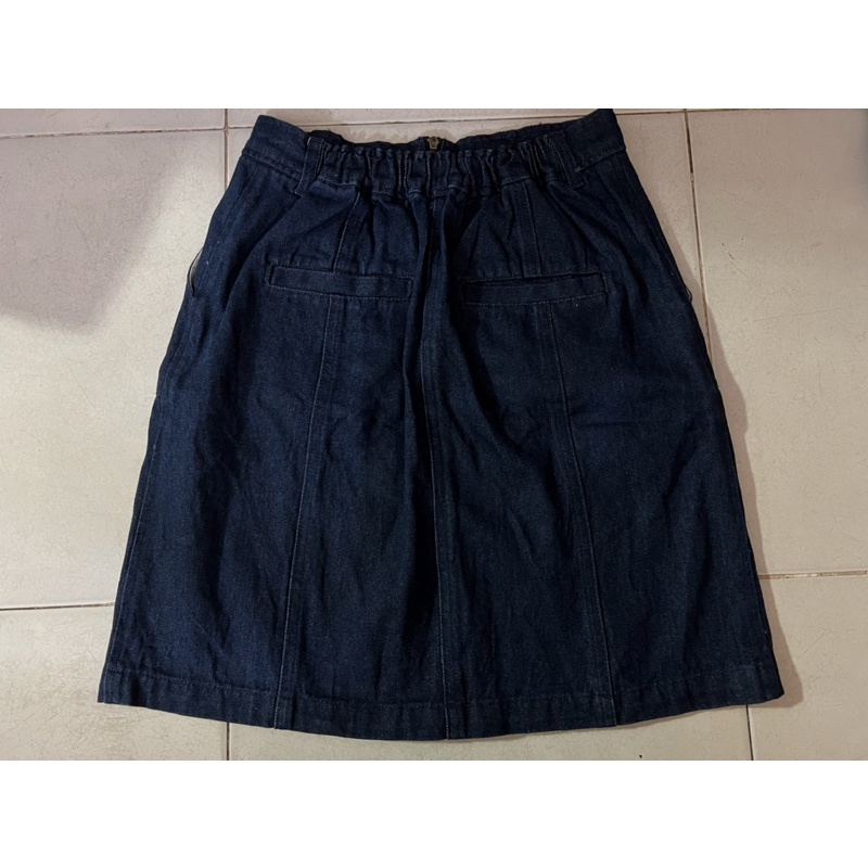 Áo thun, chân váy jeans đơn giản