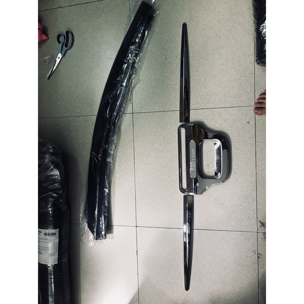 Bộ ốp hõm cốp nhựa mạ crom Mitsubishi Triton 2016-2018