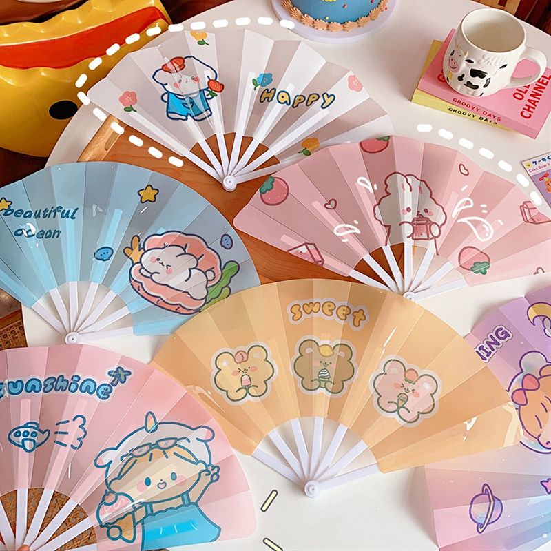 Quạt Nhựa cầm tay mini cute họa tiết hoạt hình/ Quạt nan xếp xòe gập gọn chủ đề cún, thỏ, cô bé quà lưu niệm mùa hè