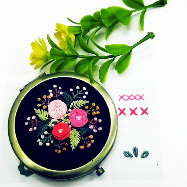 Gương cầm tay thêu hoa handmade
