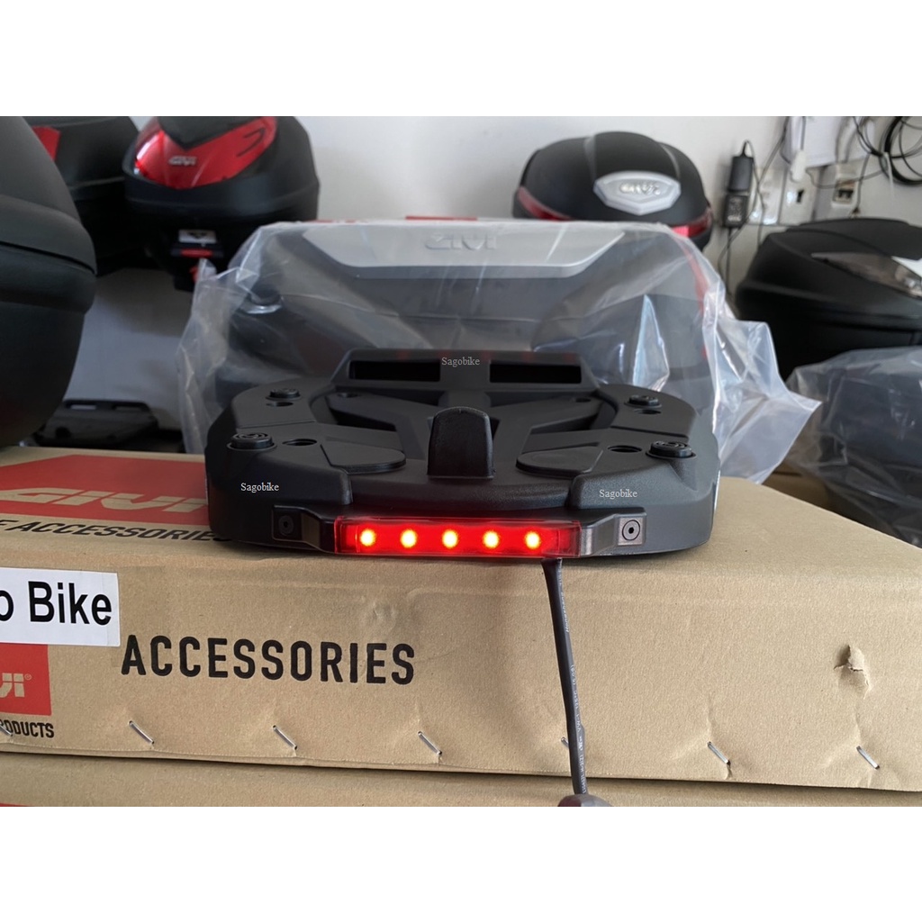 Đế đệm givi M7MN-S, đế đệm có đèn stop sang trọng, dùng để gắn thùng givi