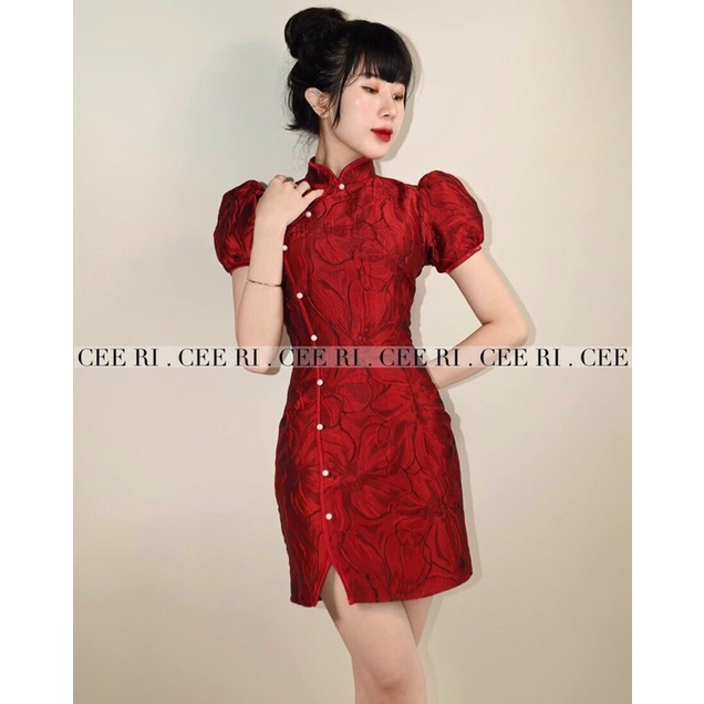 Đầm sườn xám gấm hoa đỏ cổ tàu tay phồng nút ngọc lệch