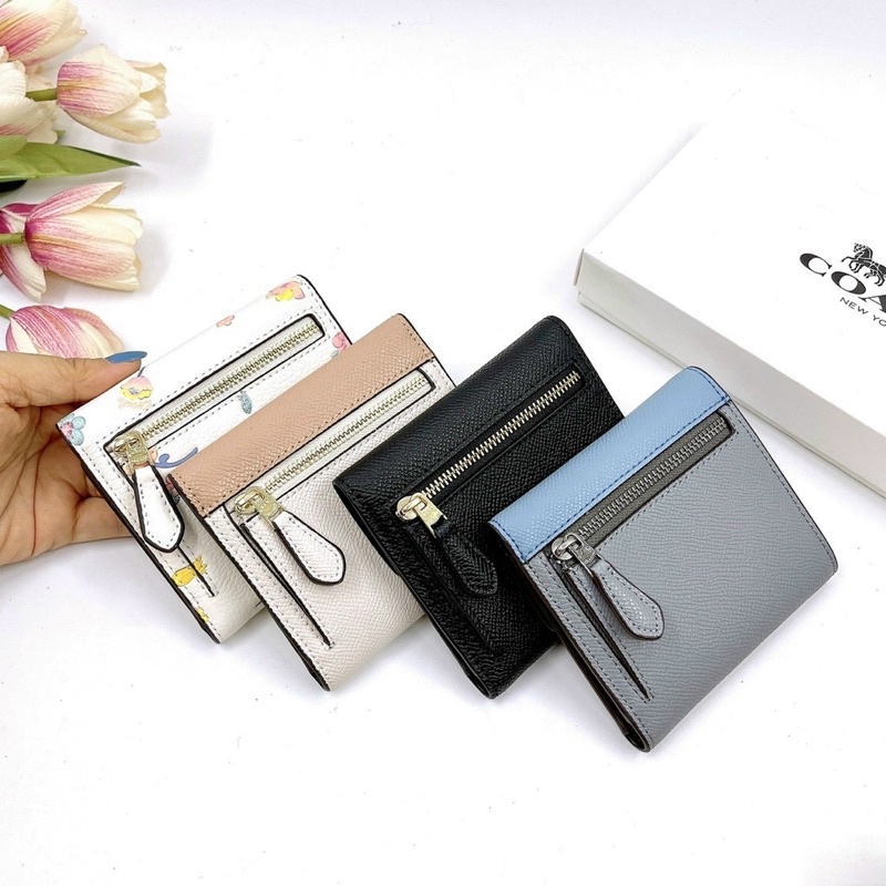 Ví Coach nhỏ nắp bì thư hoạ tiết mới