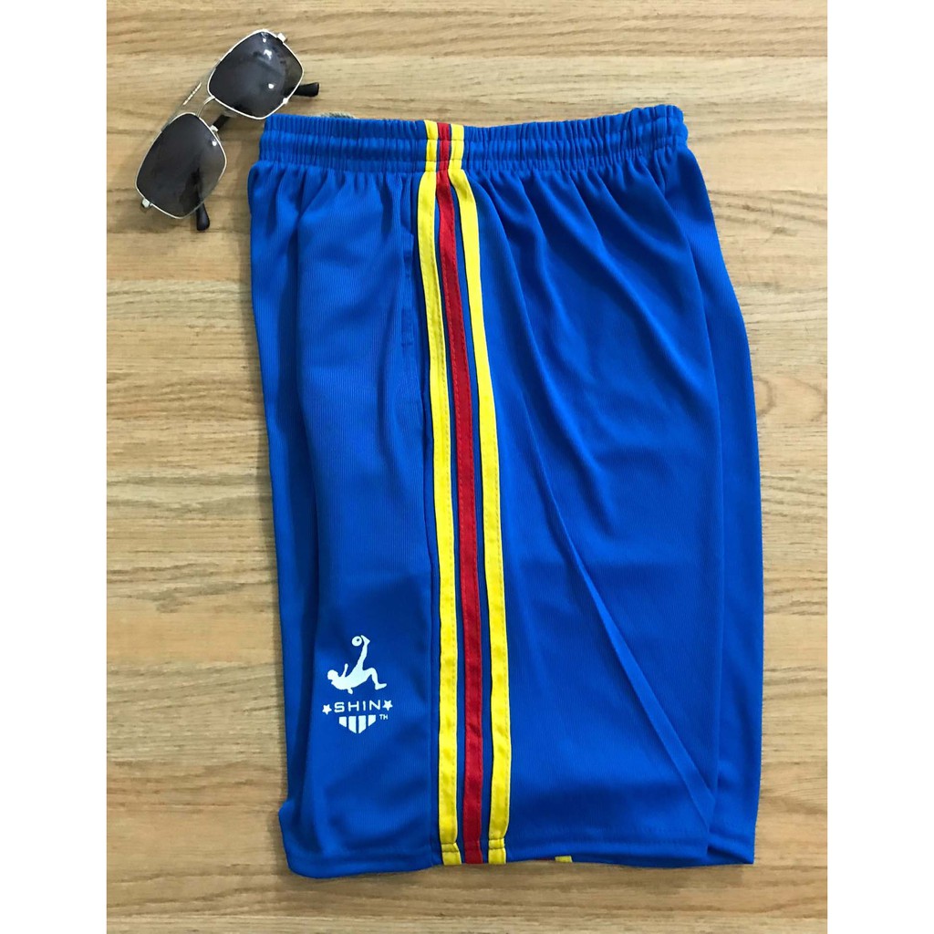 Quần đùi thể thao 3 sọc mềm mịm, tạo cảm giác thoải mái khi vân động thể thao | BigBuy360 - bigbuy360.vn