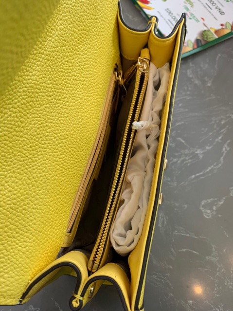 Túi Mk RETAIL bì thư vàng cực xinh Authentic 100%