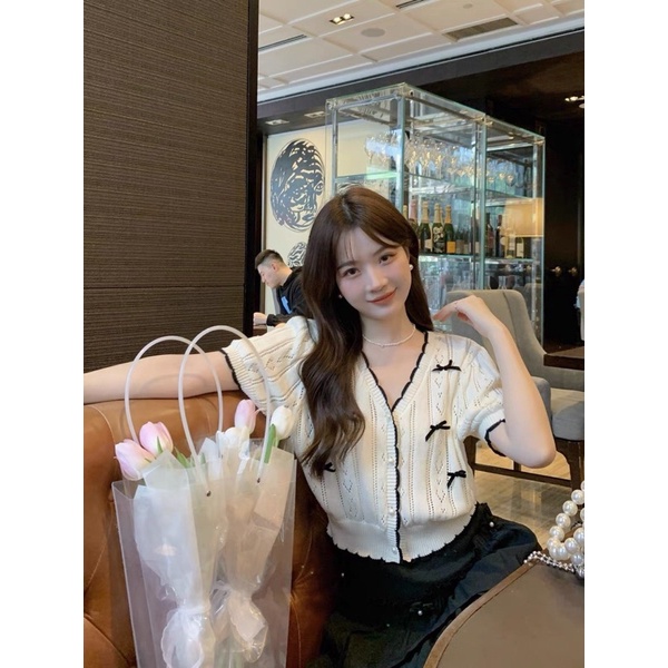 Áo Len Nơ tay cộc Khuy ngọc viền đen, màu trắng kem cực iêu luôn các nàng ơi A015