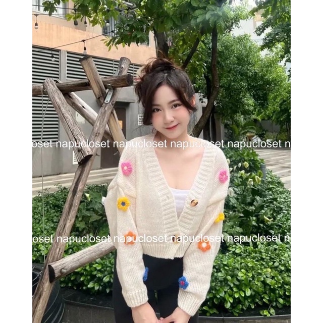 Áo khoác len cardigan croptop 2 khuy mix bông hoa tay áo