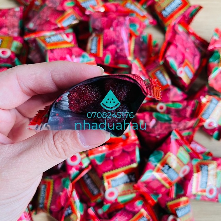 Một hộp ô mai quả thanh mai Farmer Hongkong hộp nhựa 620g