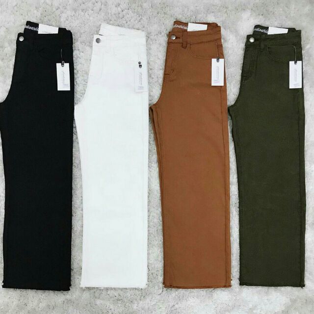 Quần jeans ống rộng bốn mầu chủ đạo huyền ảo đen trắng của ngày và đêm bò rêu của trời thu đông dể chịu với mẩu này thì