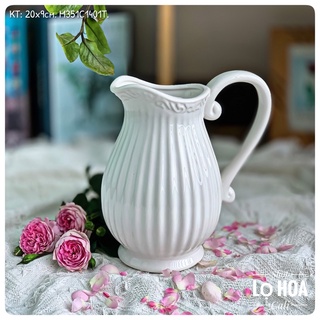 Bình hoa gốm sứ phong cách Bắc Âu.