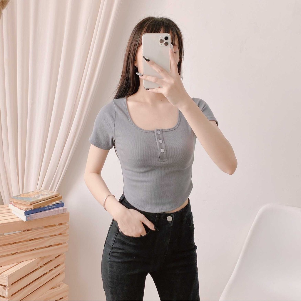 [Mã FAGREEN55 giảm 10% tối đa 30K đơn 99K] Áo thun croptop cổ vuông hoa ngực Fmstyle Saigon 04TUT3724 (21TU01T373002)