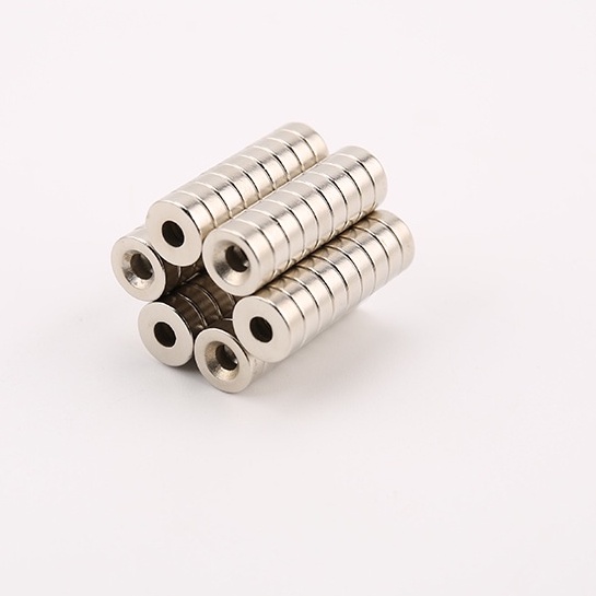 Nam châm tròn 8x3/5 lỗ tròn 3mm đường kính 8mm có khoét lỗ