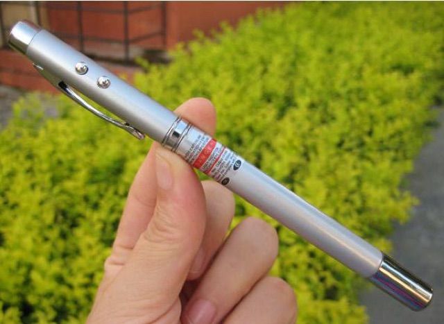 Bút chỉ bảng laser 4 trong 1