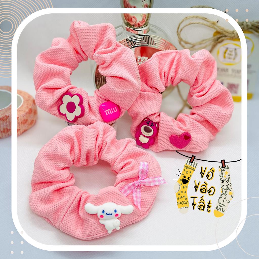 DÂY BUỘC TÓC SCRUNCHIES GẮN CHARM GẤU DÂU XINH XẮN